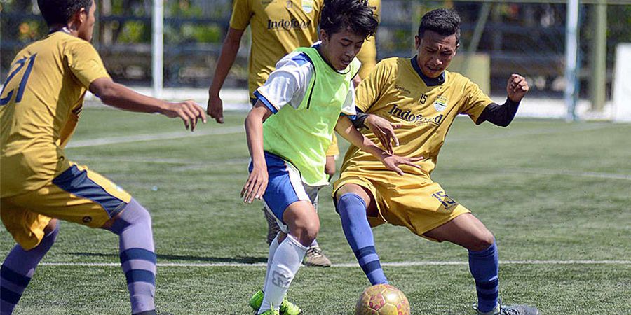 Sambil Refreshing di Pulau Dewata, Persib Bandung U-16 Bersihkan Pantai