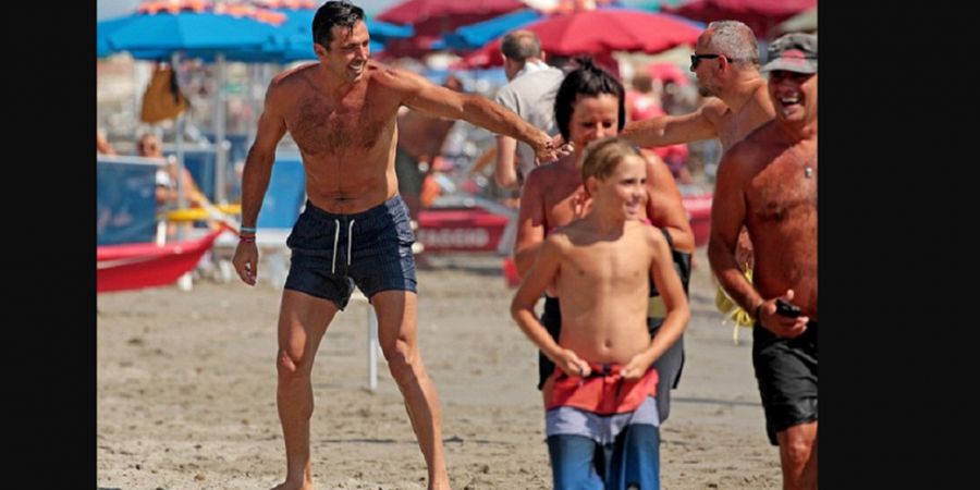 Pulang Kampung, Gianluigi Buffon Nikmati Pesona Pantai Riviera di Italia