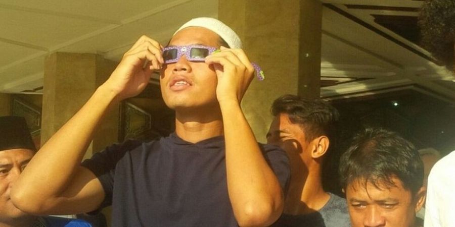 Usai Salat Sunah, Pemain Madura United Lihat Proses Gerhana di Tenggarong