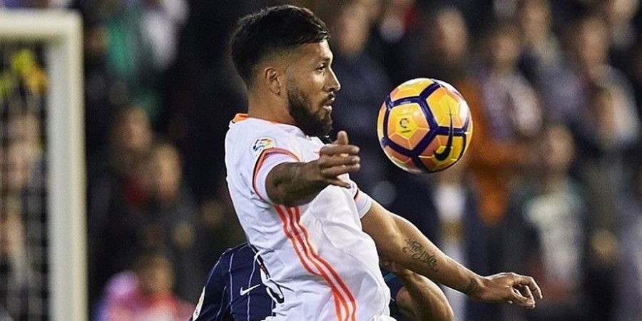 Dedikasi Ganda Ezequiel Garay