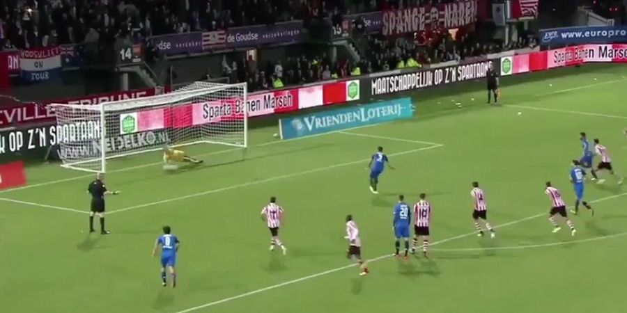 VIDEO - Kiper Klub Liga Belanda Ini Halau Dua Penalti dalam Dua Menit!