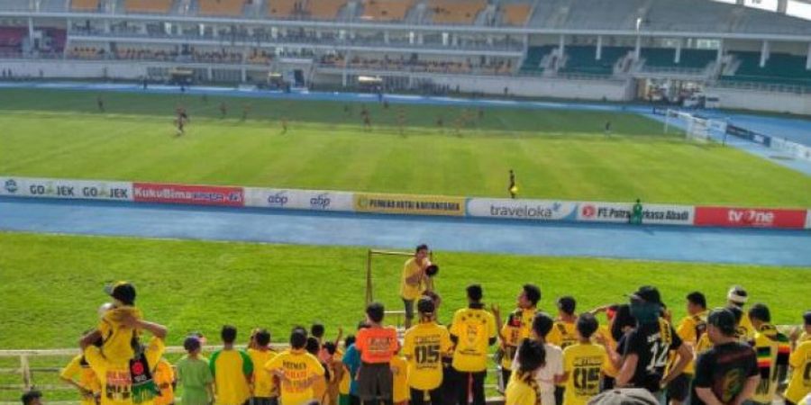 Suporter Mitra Kukar Lakukan Aksi Sosial di Stadion Aji Imbut