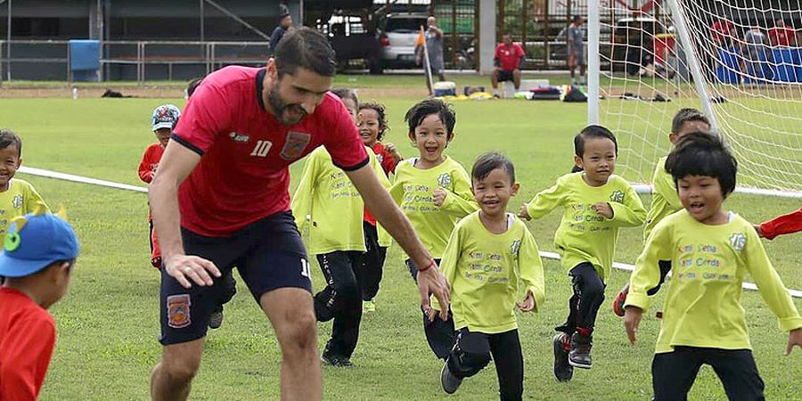 Keseruan Bintang Borneo FC Bermain Sepak Bola dengan Anak-anak TK
