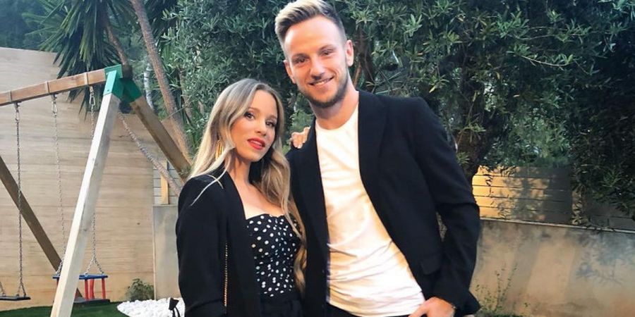 Liburan Belum Selesai, Ivan Rakitic Pamer Pose Mesra Bersama Istri di Atas Kapal Pesiar