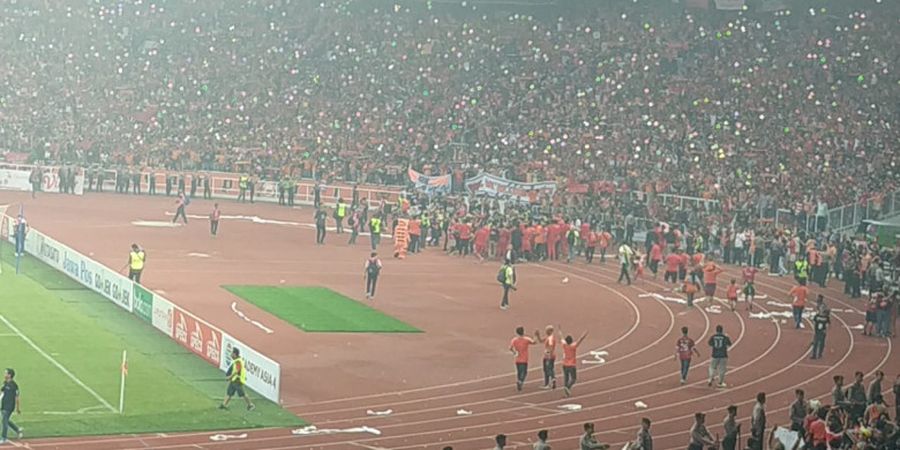 Skuat Persija Jakarta Angkat Teco dan Pamer Trofi Juara Keliling SUGBK