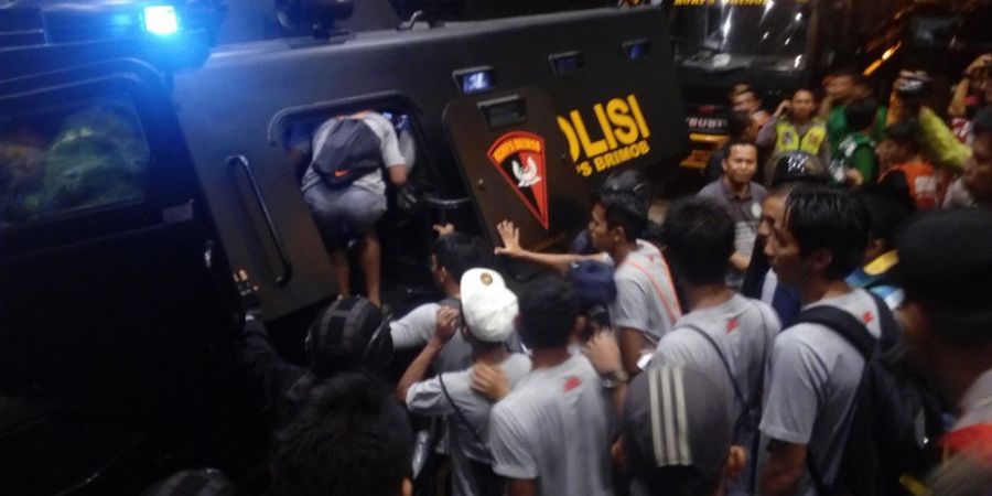 Drama Persebaya Vs Martapura, Tiga Kartu Merah dan Evakuasi Pemain dengan Mobil Rantis