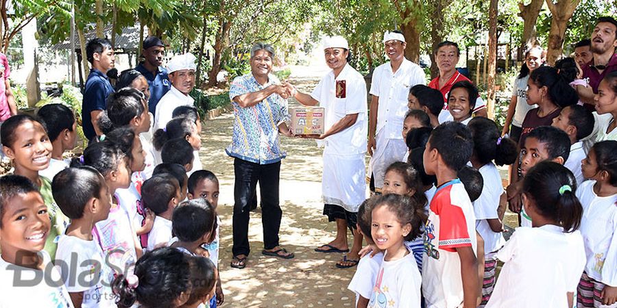 Kunjungan Komunitas Mitra Devata ke Panti Asuhan di Kupang Diwarnai Tetesan Air Mata