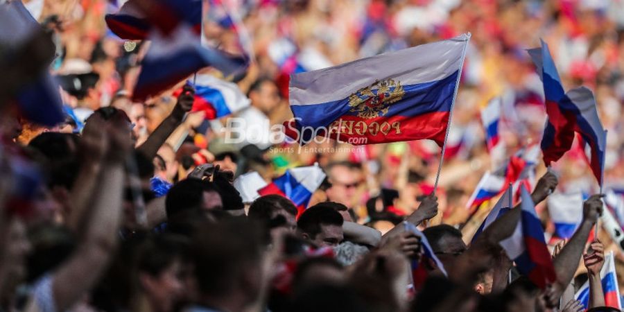 Rayakan Kemenangan Timnas Rusia atas Spanyol, Fan Ini Buru-buru Ganti Jersey
