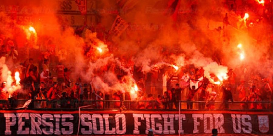 VIDEO - Hellboy Hadiri Pertandingan Persis Solo vs PSS Sleman Dalam Lanjutan Babak 16 Besar Liga 2