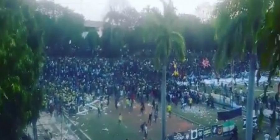 VIDEO -  Kerusuhan Terjadi di Pertandingan Cilegon United vs PSS Sleman karena Insiden Penalti
