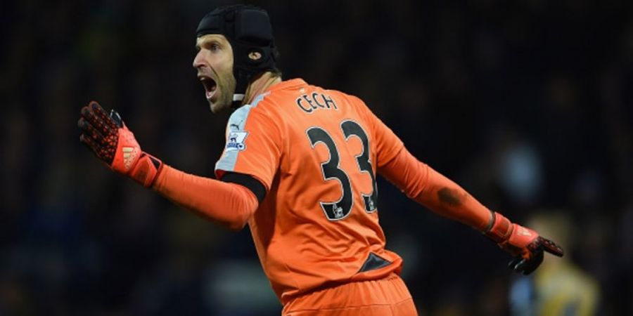 Cech Pakai Tiga Bahasa Saat Berkomunikasi dengan Barisan Belakang Arsenal