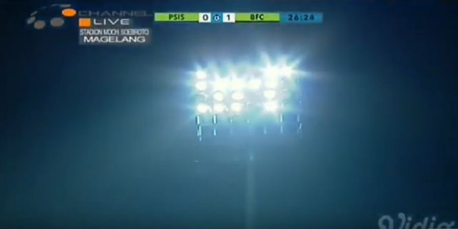 Terjadi Insiden Mati Lampu, Pengawas Pertandingan Gunakan Alat Lux Meter di Laga PSIS Vs Bhayangkara FC