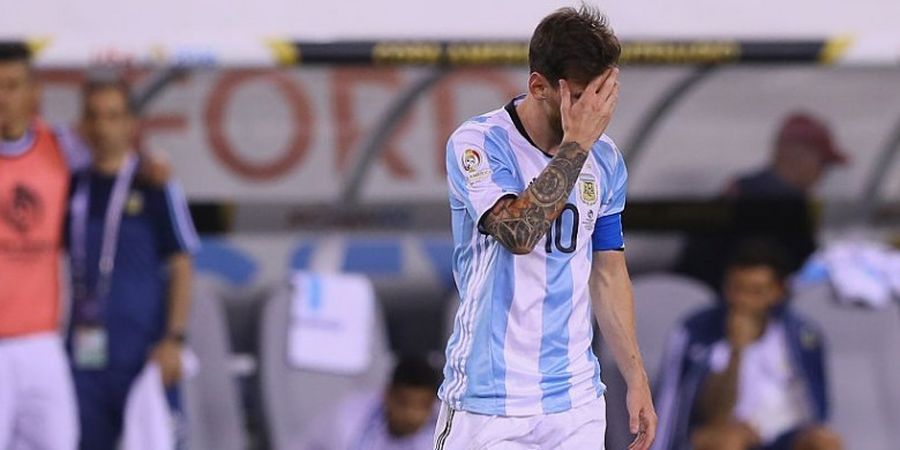 Di Tengah Hujan, Fans Argentina Memohon kepada Lionel Messi