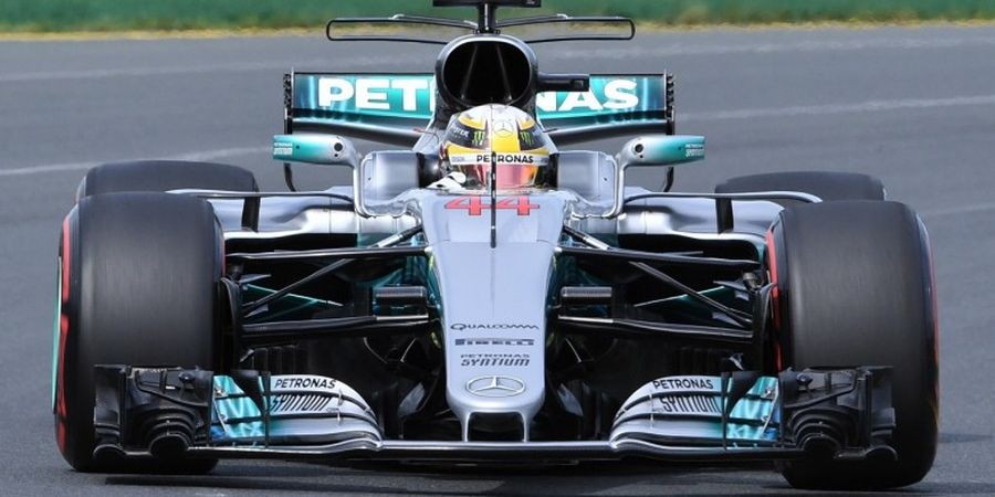 Hamilton Sebut Mobil Mercedes Bak Siang dan Malam