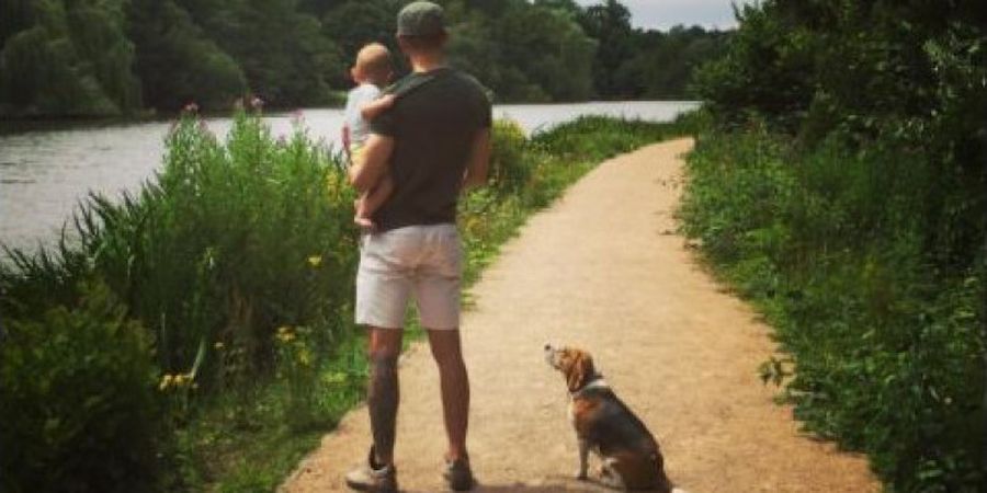 Aaron Ramsey Selalu Setia Mengajak  Anak dan Anjingnya Berjalan-jalan, Idaman Banget Ya