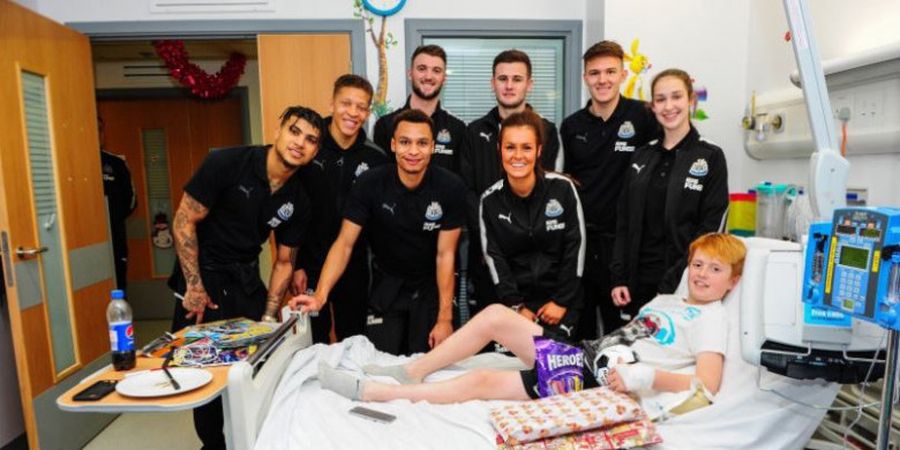 Jelang Natal, Pemain Newcastle United Kunjungi Rumah Sakit Anak