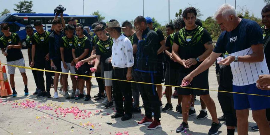 Doa Manajemen dan Skuat Persib Saat Kunjungi Lokasi Meninggalnya Haringga Sirila