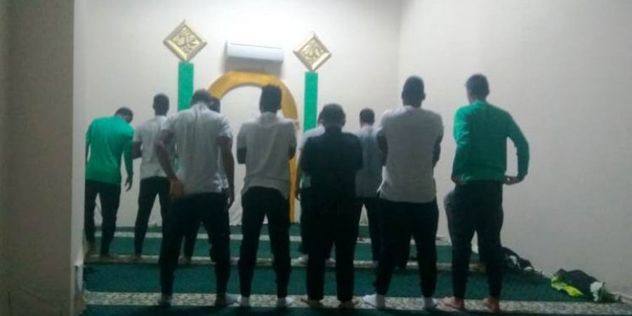 Timnas U-19 Arab Saudi Salat Berjamaah di Musala Stadion Setelah Menaklukkan Indonesia