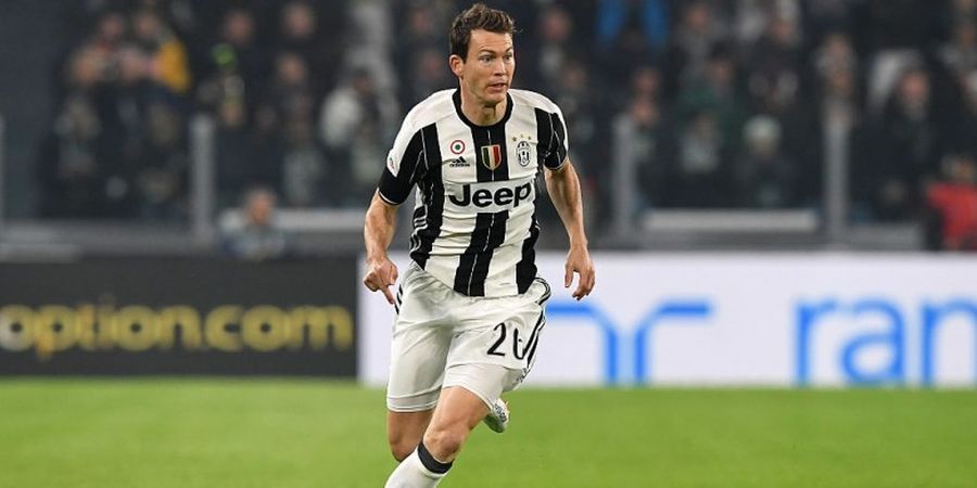 Juventus Perpanjang Kontrak Lichtsteiner Satu Musim