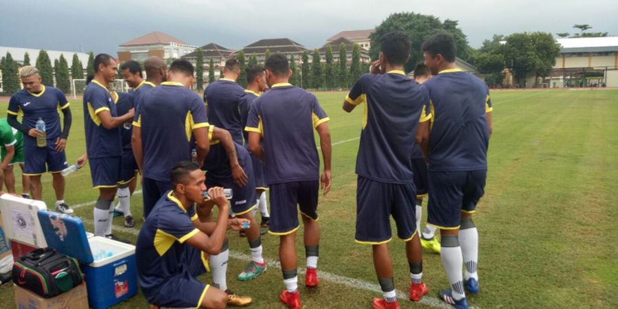 Bercanda di Sela Latihan, Hamka Hamzah Ledek Cristian Gonzales soal Statusnya di Timnas U-19 Indonesia