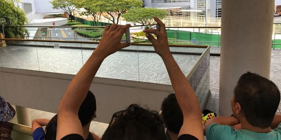 Manfaatkan Celah, Sejumlah Pengunjung Mal Tonton Gratis GP Singapura