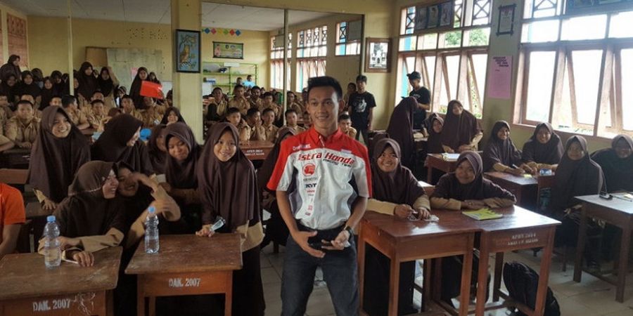 Ahwin Sanjaya Berbagi Ilmu kepada Siswa SMAN 1 Sidrap dalam Rangkaian Honda Dream Cup 2017 di Sulsel