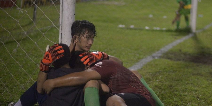 Dengan Bersandar ke Tiang, Kiper PSM Lemas Sambil Peluk Dua Fans Setelah Gagal Juara