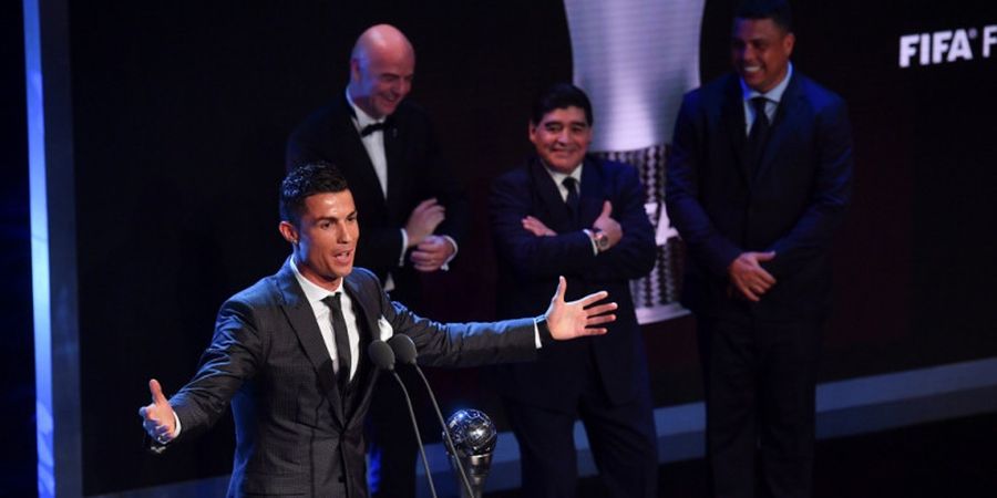 FOTO - Sedang Pidato Kemenangan, Anak Cristiano Ronaldo Malah Asyik Perhatikan Rival Sang Ayah