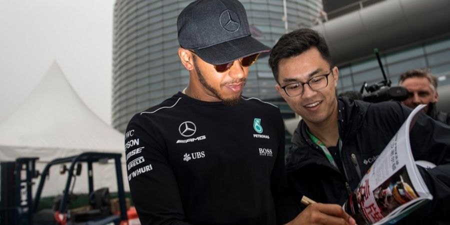 Jadi 'Pengangguran' pada FP 2 GP China, Hamilton Sebar Topi ke Penggemar