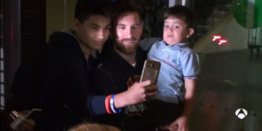 VIDEO - Lucunya Anak Messi Menghindar agar Sang Ayah Bisa Berfoto dengan Fans