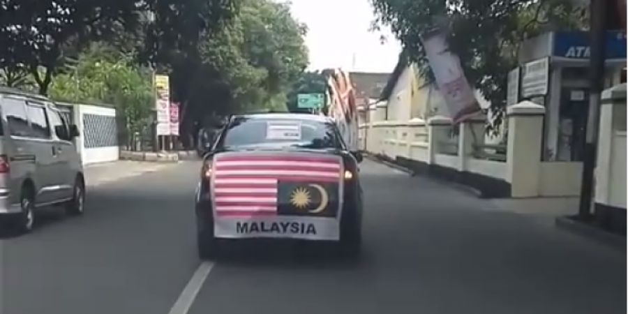 VIDEO - Heboh! Warga Solo Keliling Jalanan Kota dengan Memasang Bendera Malaysia Terbalik
