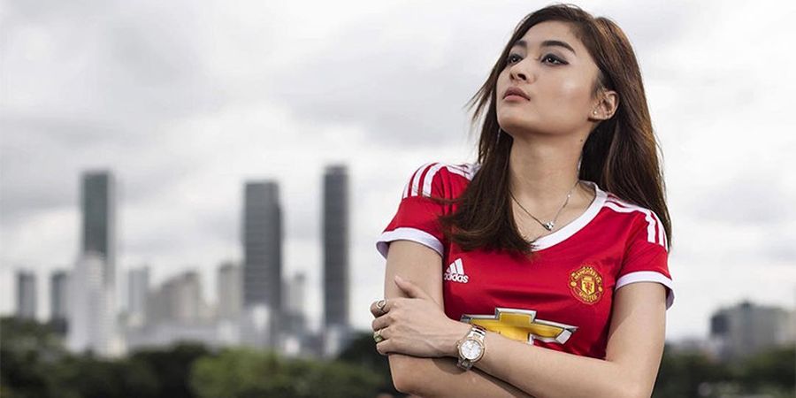 GALERI FOTO - Pakai Jersey Manchester United, Kecantikan 11 Srikandi Indonesia Ini Naik Berkali-kali Lipat