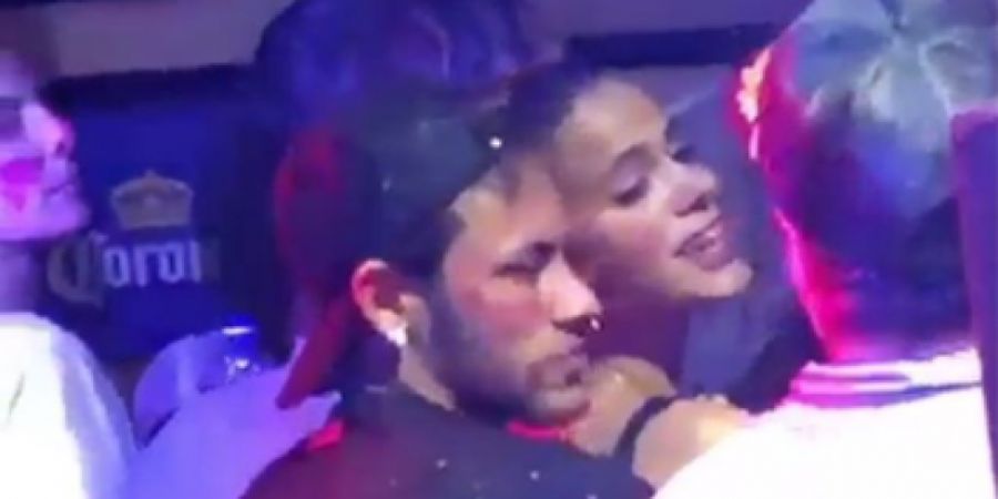 Terciduk , Neymar Jr Habiskan Malam Bermesraan  dengan Seorang Wanita Seksi di Perayaan Tahun Baru 2018 