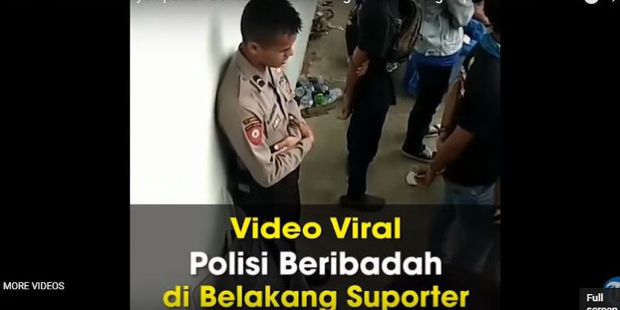 Video Viral Polisi Sholat Ketika Sedang Mengamankan Pertandingan Tuai Pujian Netizen