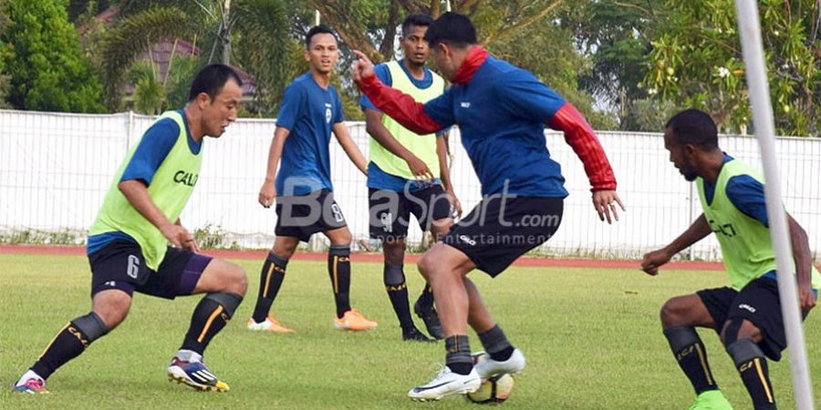 Yu Hyun Koo Tak Permasalahkan Ban Kapten Sriwijaya FC Berpindah ke Hamka Hamzah