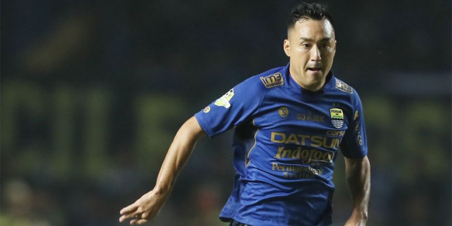 Persib Bandung Vs Semen Padang - Mengharukan, Shoei Matsunaga Gendong Buah Hatinya Saat Foto Bersama Jelang Kick Off