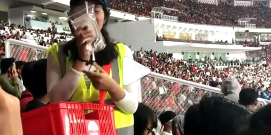 VIDEO - Wow! Gara-gara Cantik, Penjual Air Minum di SUGBK Ini Mencuri Perhatian Penonton Laga Indonesia Vs Islandia