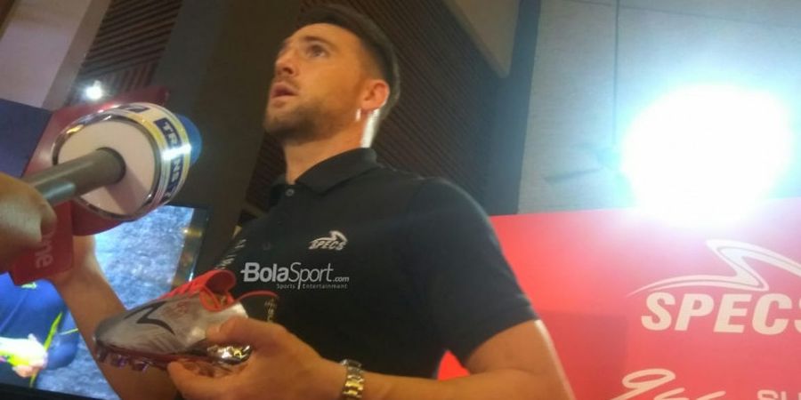 Super Simic Merasa Terhormat Dibuatkan Sepatu Khusus