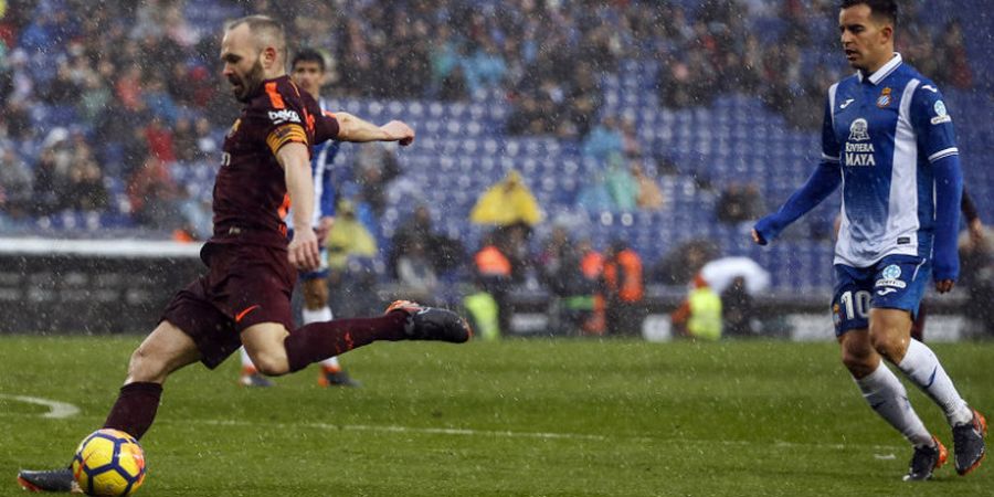 Andres Iniesta Tak Masalahkan Lapangan Becek di Kandang Espanyol