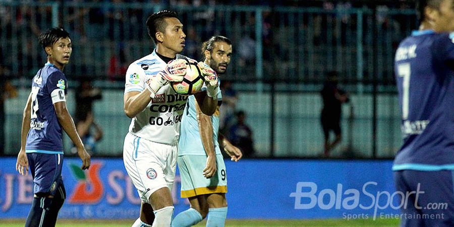 Arema FC Vs Persela - Diwarnai Aksi Penyelamatan Layaknya Thibaut Courtois, Skor 0-0 Tutup Babak Pertama
