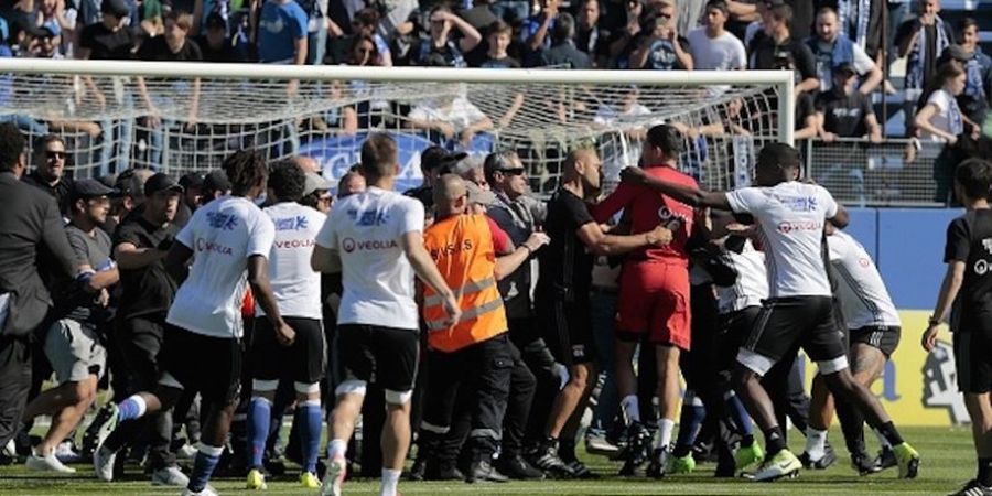 Invasi Suporter Hentikan Laga Bastia Vs Lyon