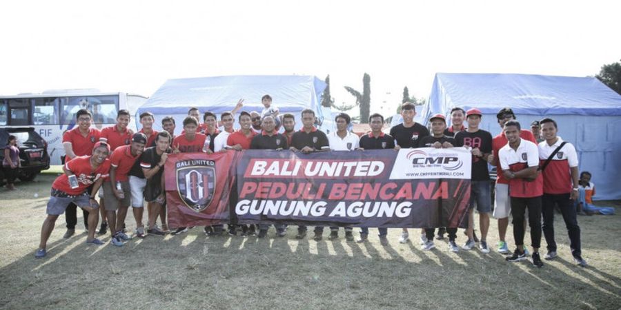 Bali United Kunjungi Posko Pengungsian Gunung Agung, Ini Reaksi Coach Widodo