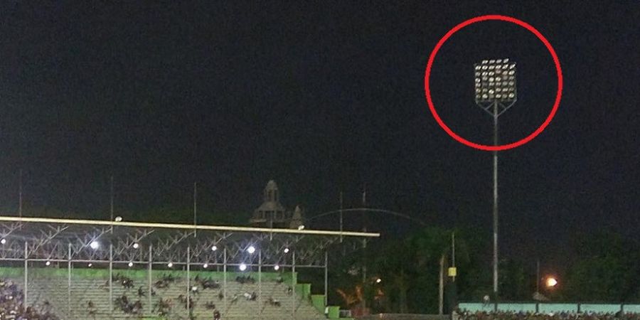 BREAKING NEWS - Laga PSMS Medan Vs PSM Makassar Tertunda karena Lampu Stadion Padam