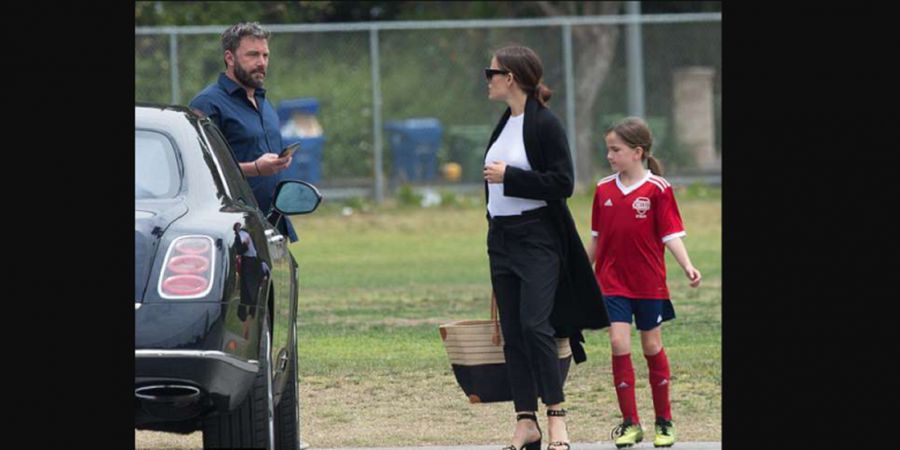 Tampak Akrab, Ben Affleck antar Sang Putri ke Pertandingan Sepak Bola Bersama Mantan Istri