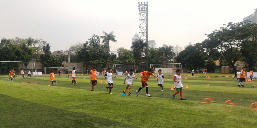 Di Bawah Terik Matahari, 85 Anak Jakarta Gembira Berlatih bersama Manchester United Soccer School