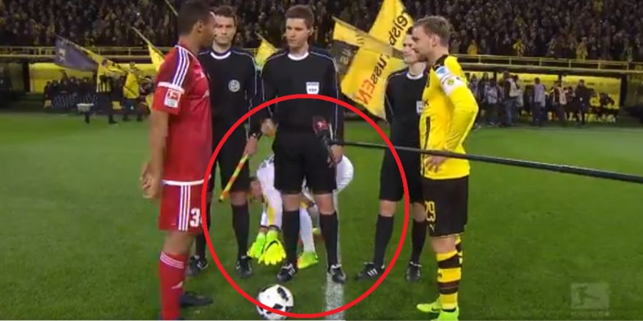 VIDEO - Kocak, Ini Ritual Aneh Kiper Borussia Dortmund Sebelum Pertandingan