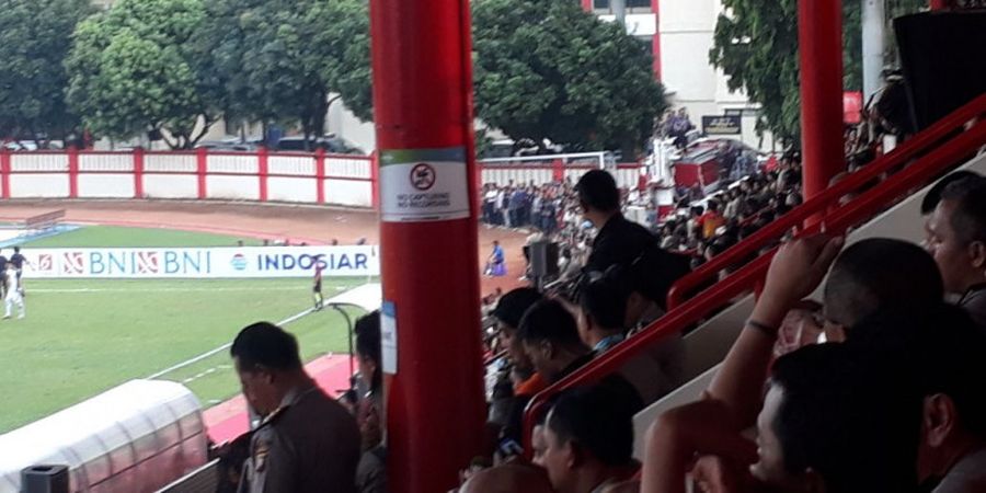 Bhayangkara FC Vs PS Tira - Stadion PTIK Membeludak, Polisi Nonton dari Atas Mobil Pemadam Kebakaran