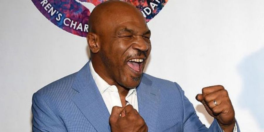 VIDEO - Momen Tinju Tangan Kanan Mike Tyson ke Floyd Mayweather