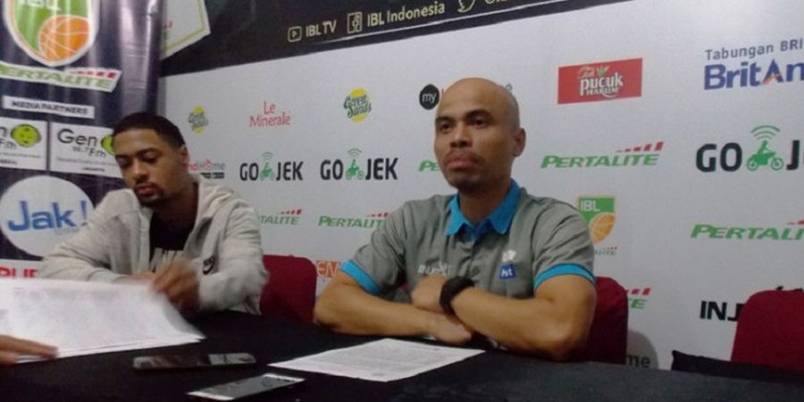 IBL 2017-2018 - Stapac Jakarta Gagal Tuntaskan Seri Semifinal dalam 2 Gim Gara-gara Gangguan Lampu