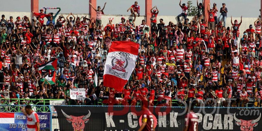 Foto-foto Suporter Madura United Beri Dukungan Pada Palestina